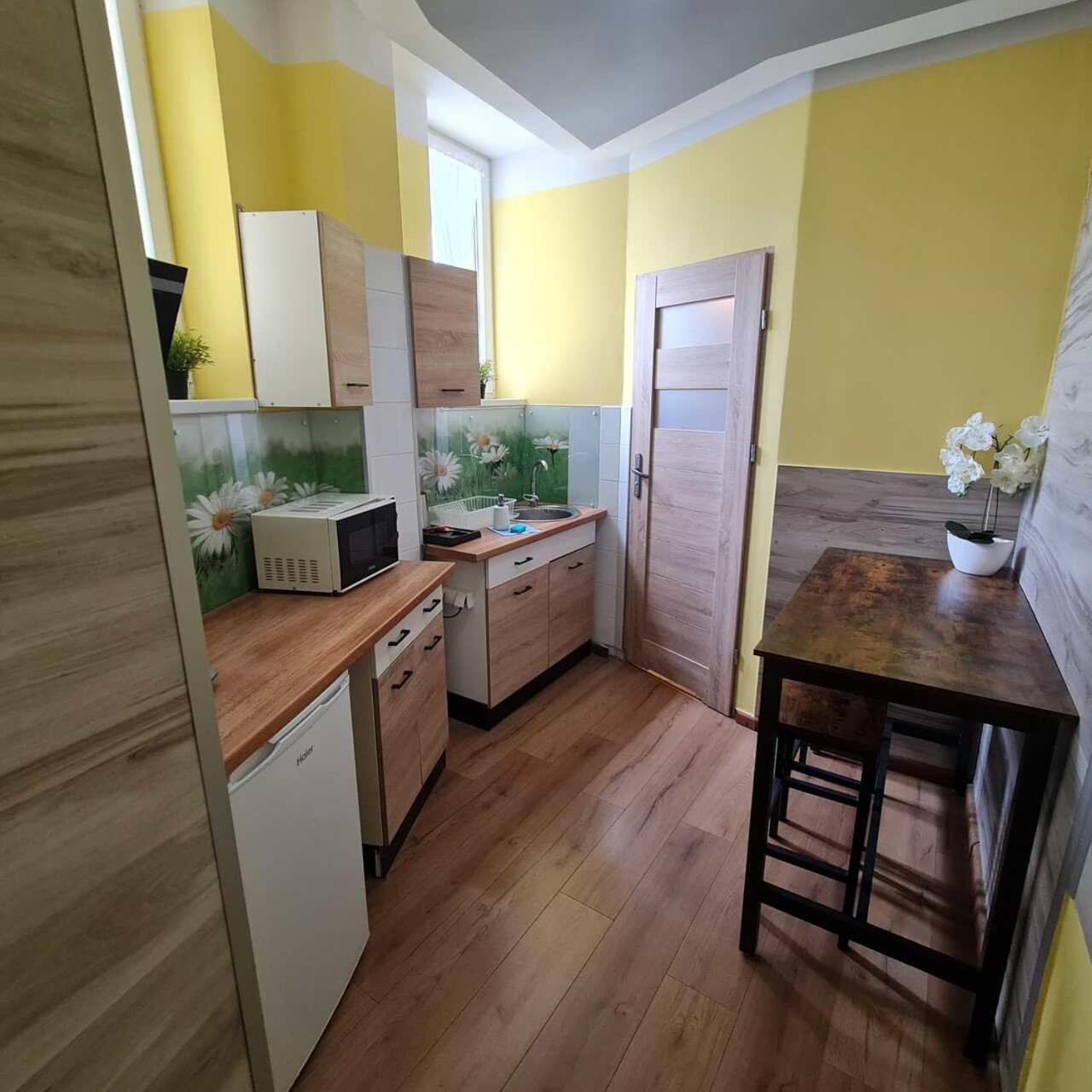 Eldom-noclegi, Kolejowa 15 Apartahotel *