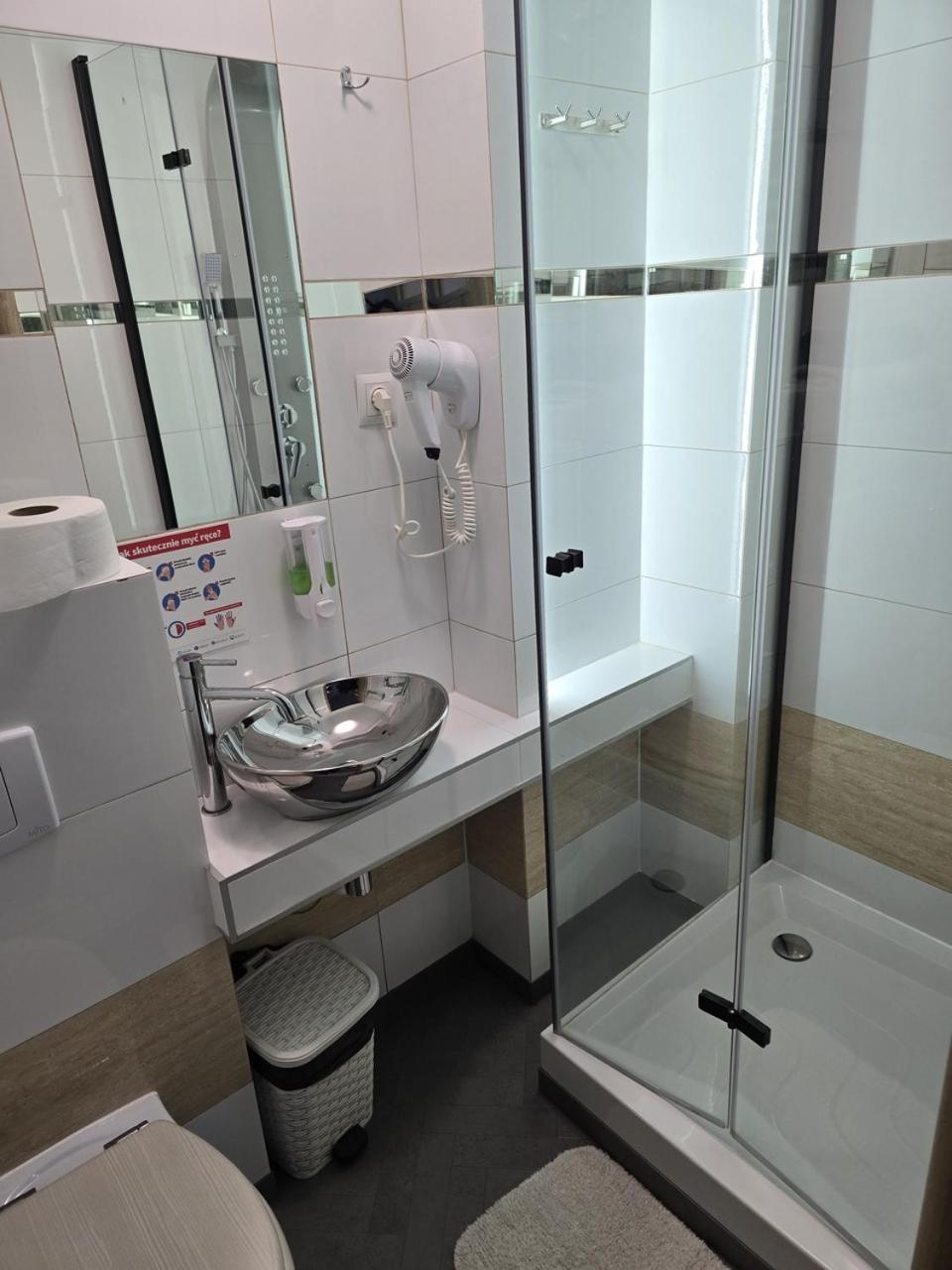 Eldom-noclegi, Kolejowa 15 Apartahotel *