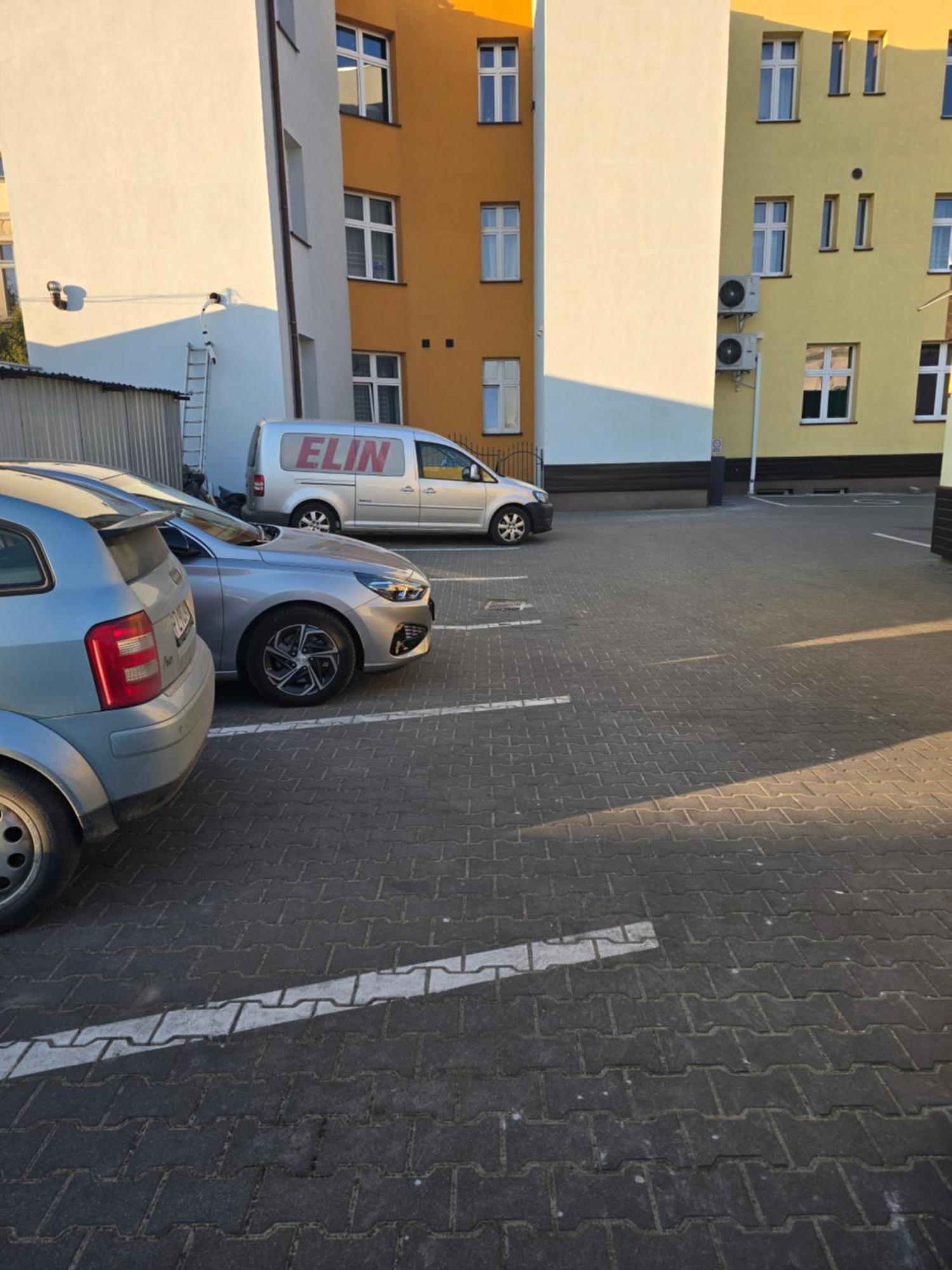 Apartahotel Eldom-noclegi, Kolejowa 15 *